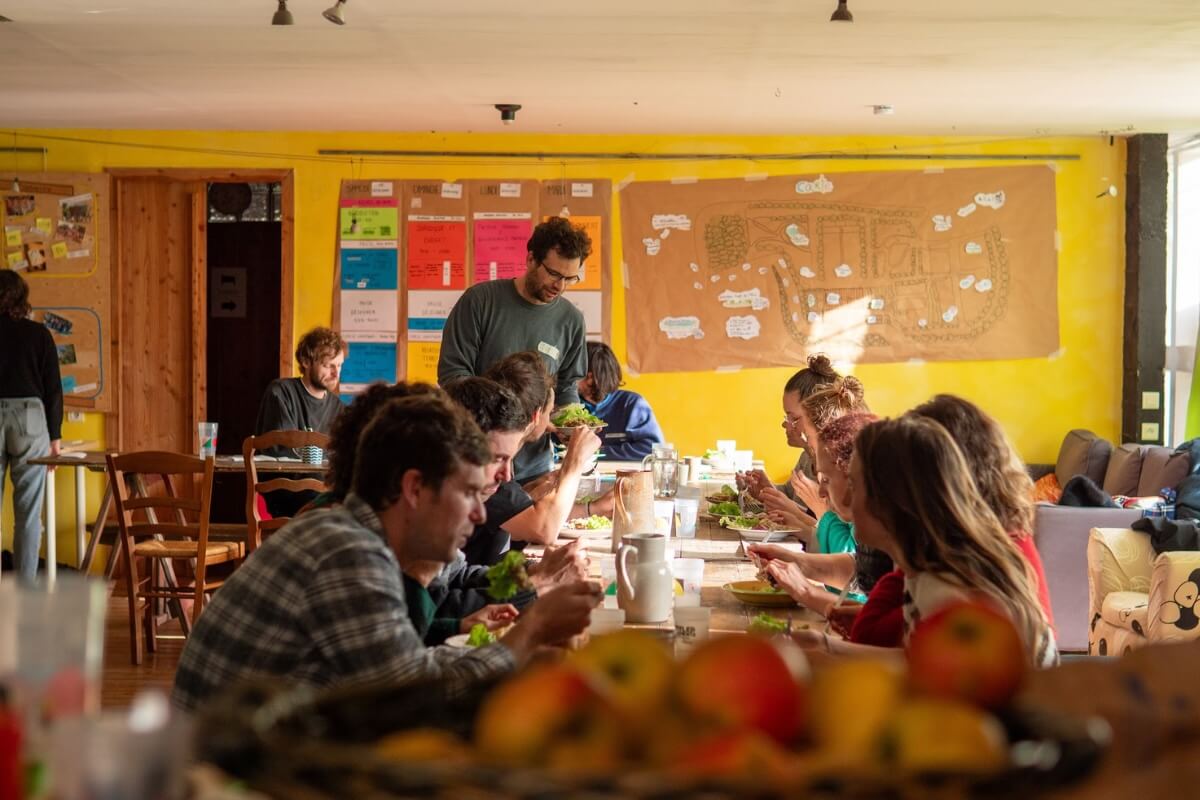 Repas organisé dans la salle principale de l'Écocentre Hameaux Légers