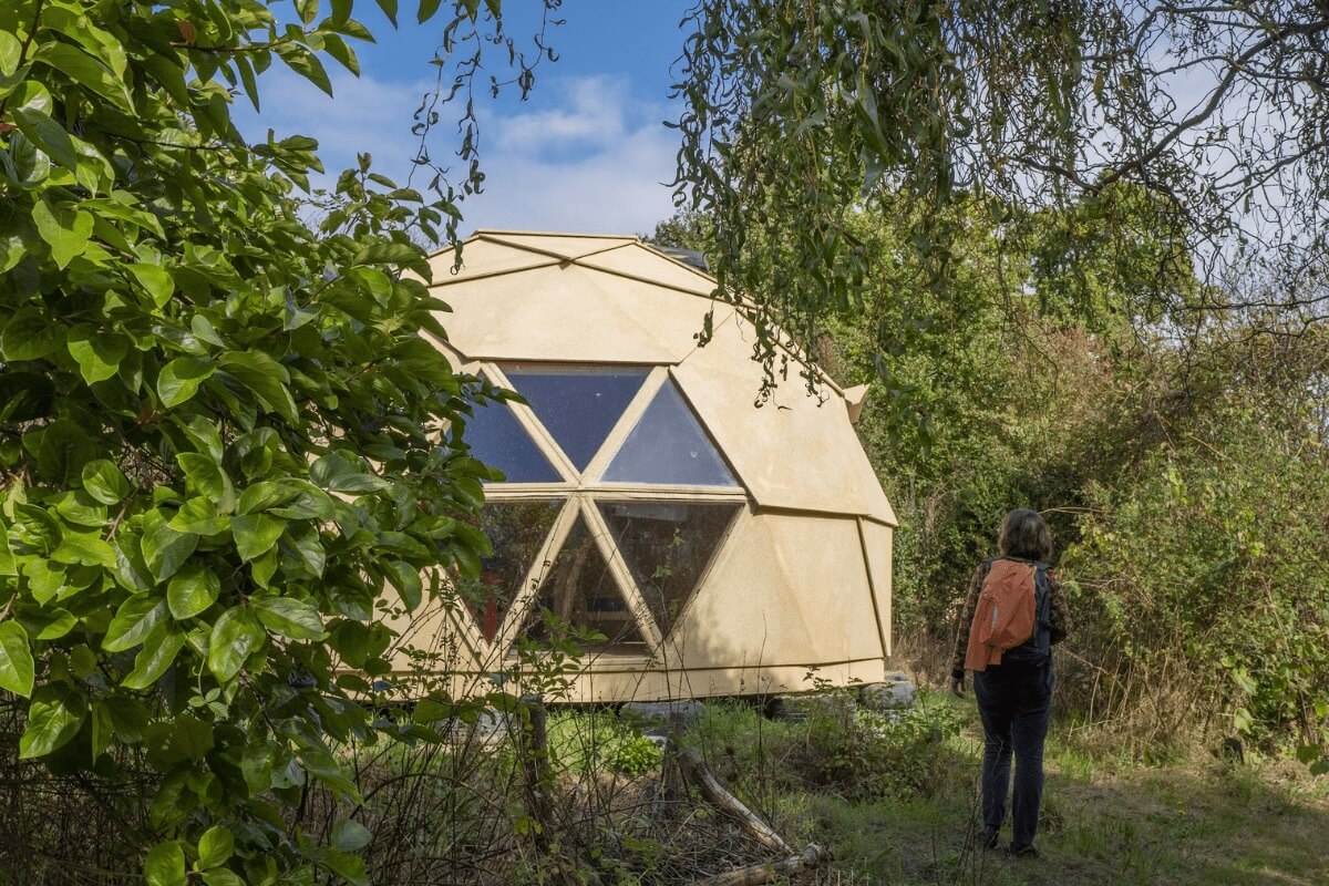 Dôme géodésique dans le jardin de l'Écocentre Hameaux Légers