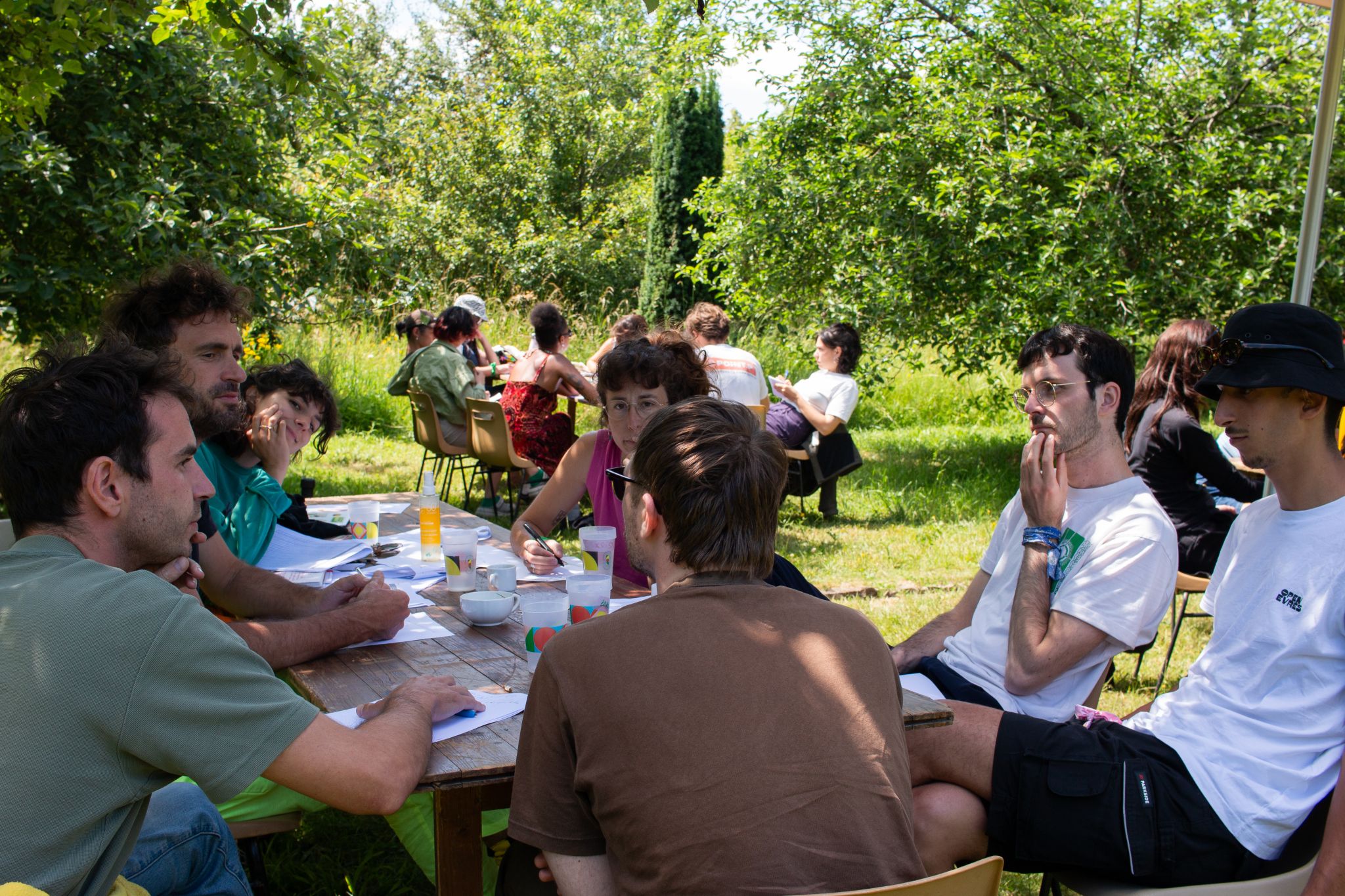 Séminaire de Yes We Camp dans le jardin de l'Écocentre Hameaux Légers
