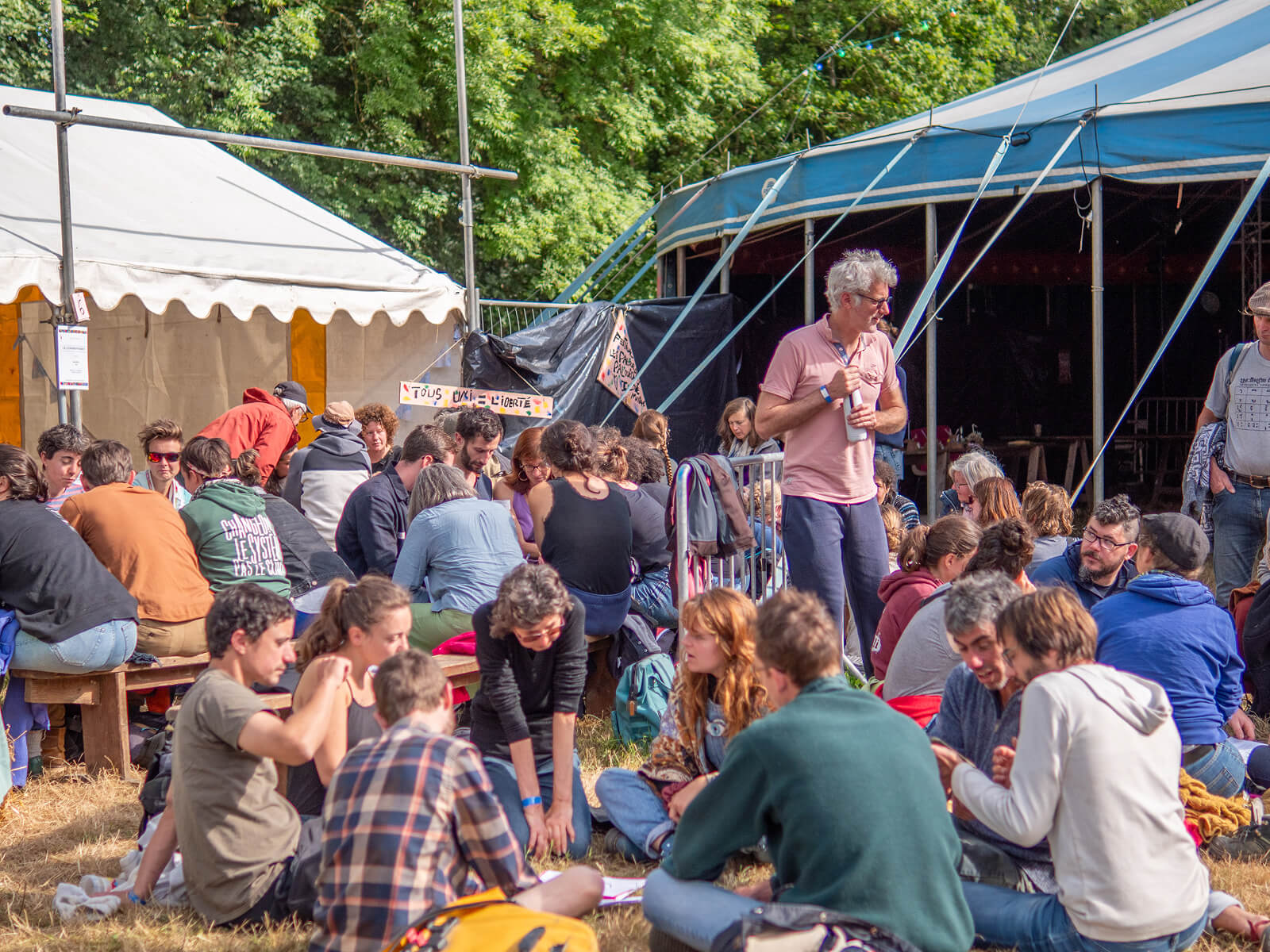 Adhérentes et adhérents de Hameaux Légers participants au festival Les Palourdes