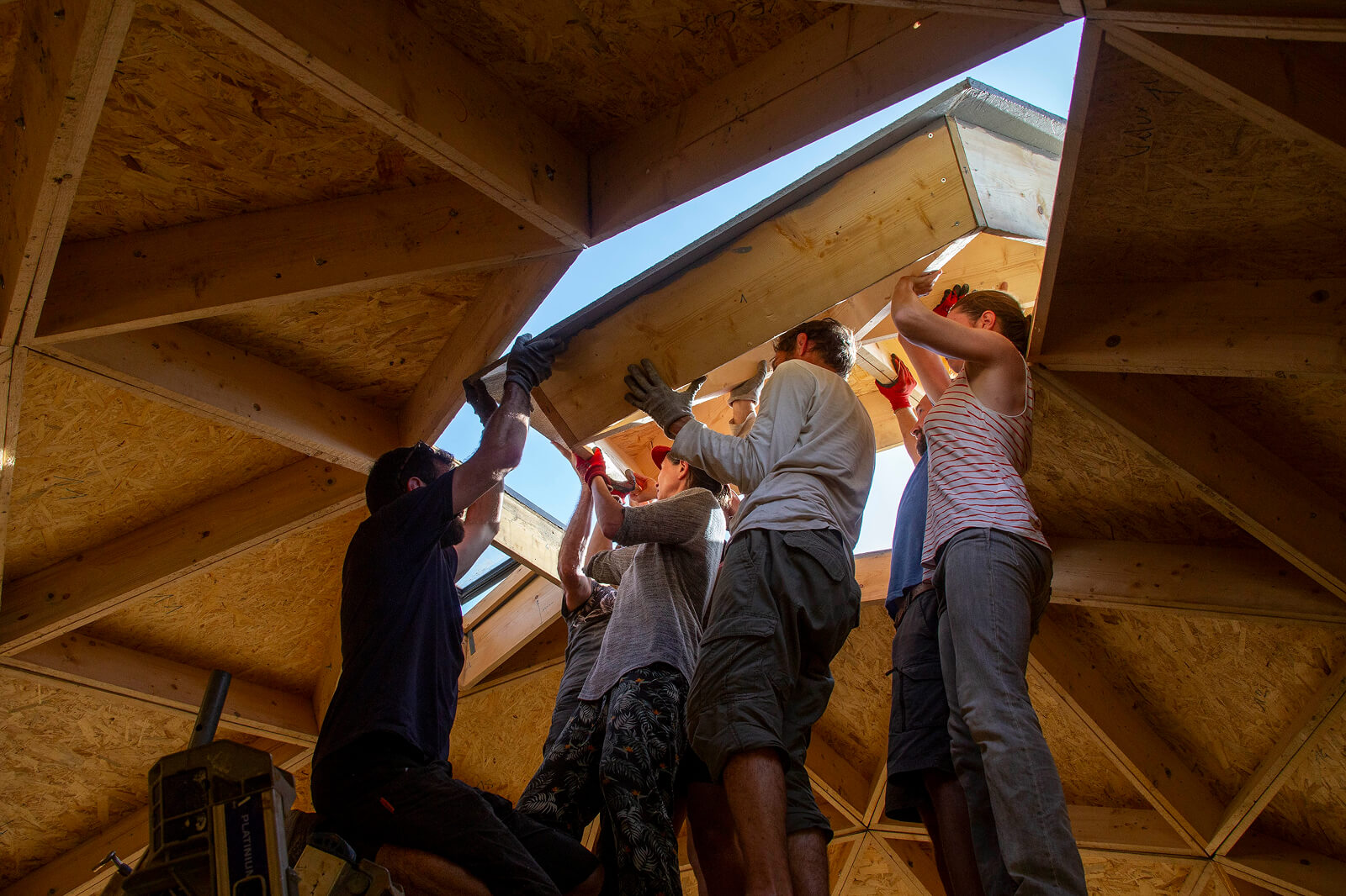Bénévoles sur un chantier participatif de montage d'un dôme géodésique