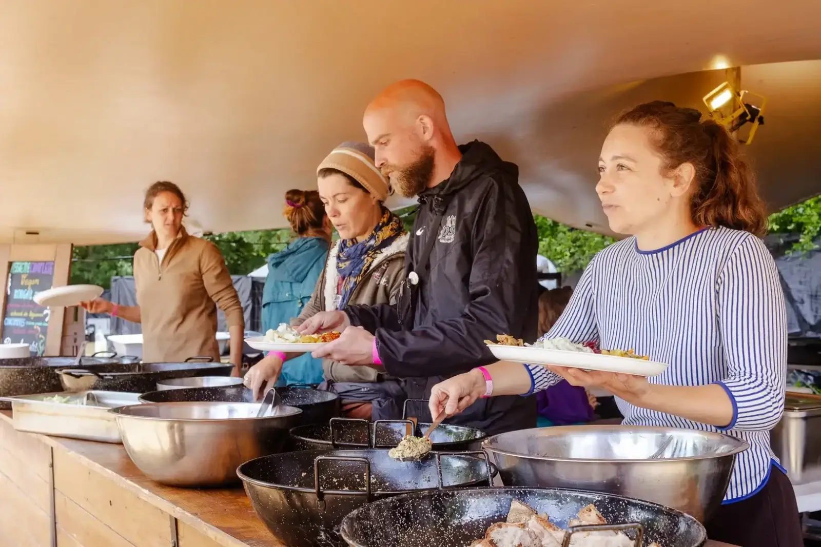 Bénévoles en autogestion cuisine lors du festival Les Palourdes