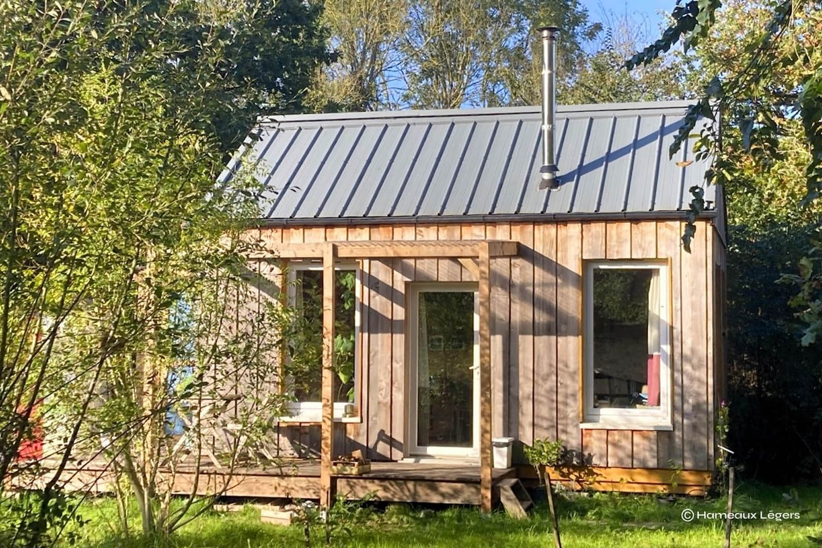 Exemple d'habitat réversible, une maison en bois démontable sur fondations pneus