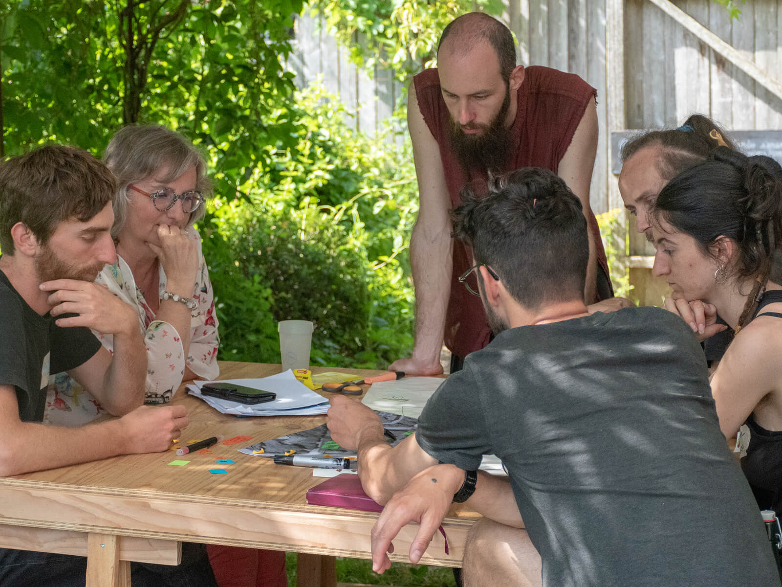 Groupe d'habitantes et d'habitants en conception d'un hameau léger