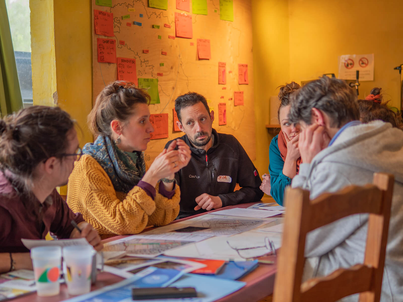 Discussion dans un groupe portant sur une thématique d'un hameau léger