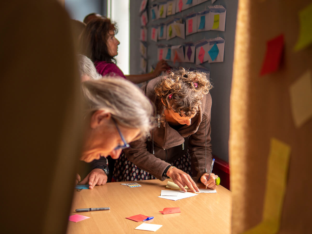 Individus en atelier pour rejoindre un projet de hameau léger
