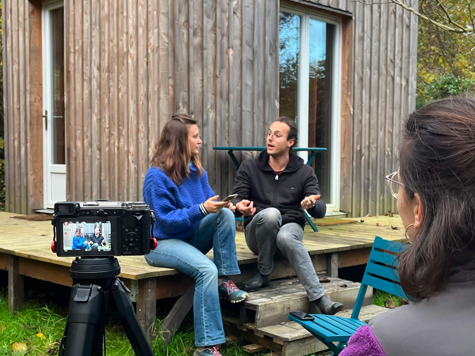 Tournage d'un témoignage enregistré dans un hameau léger