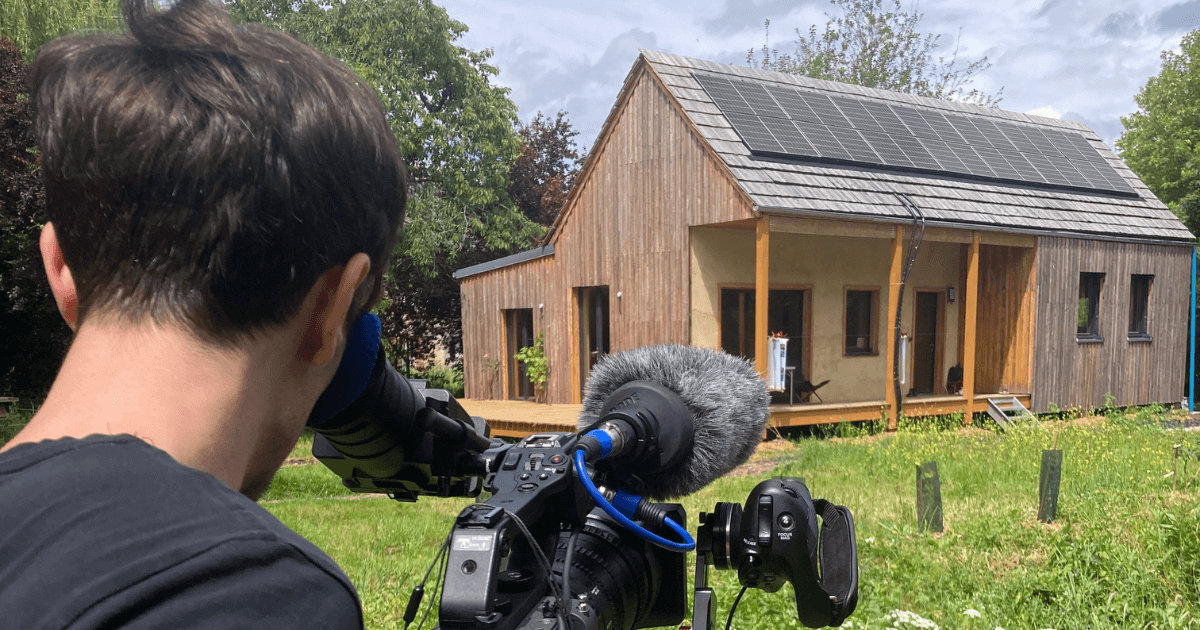 vidéaste avec sa caméra au hameau léger du placis