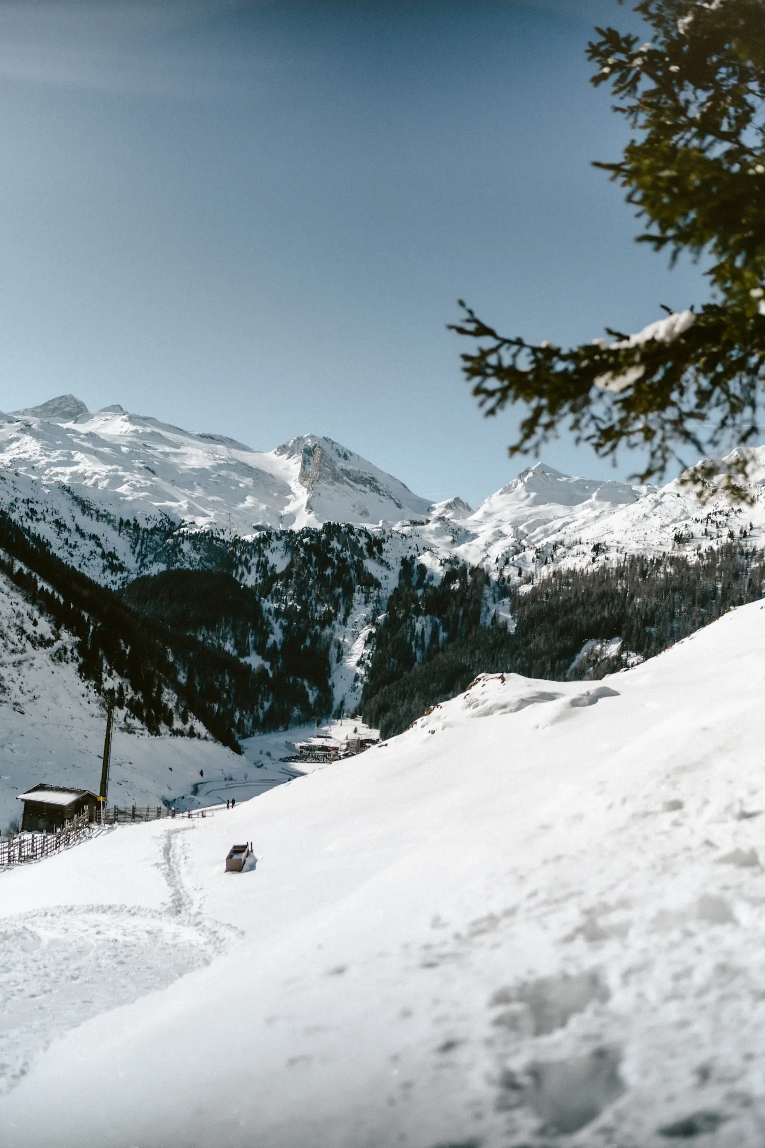 Geräumter Winterweg am Hang mit Blick auf die Gipfel der Zillertaler Alpen.