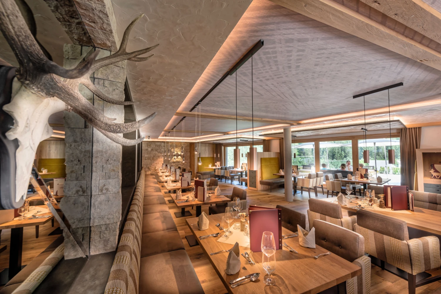 Restaurant im Alpinhotel Berghaus mit gedeckten Tischen.