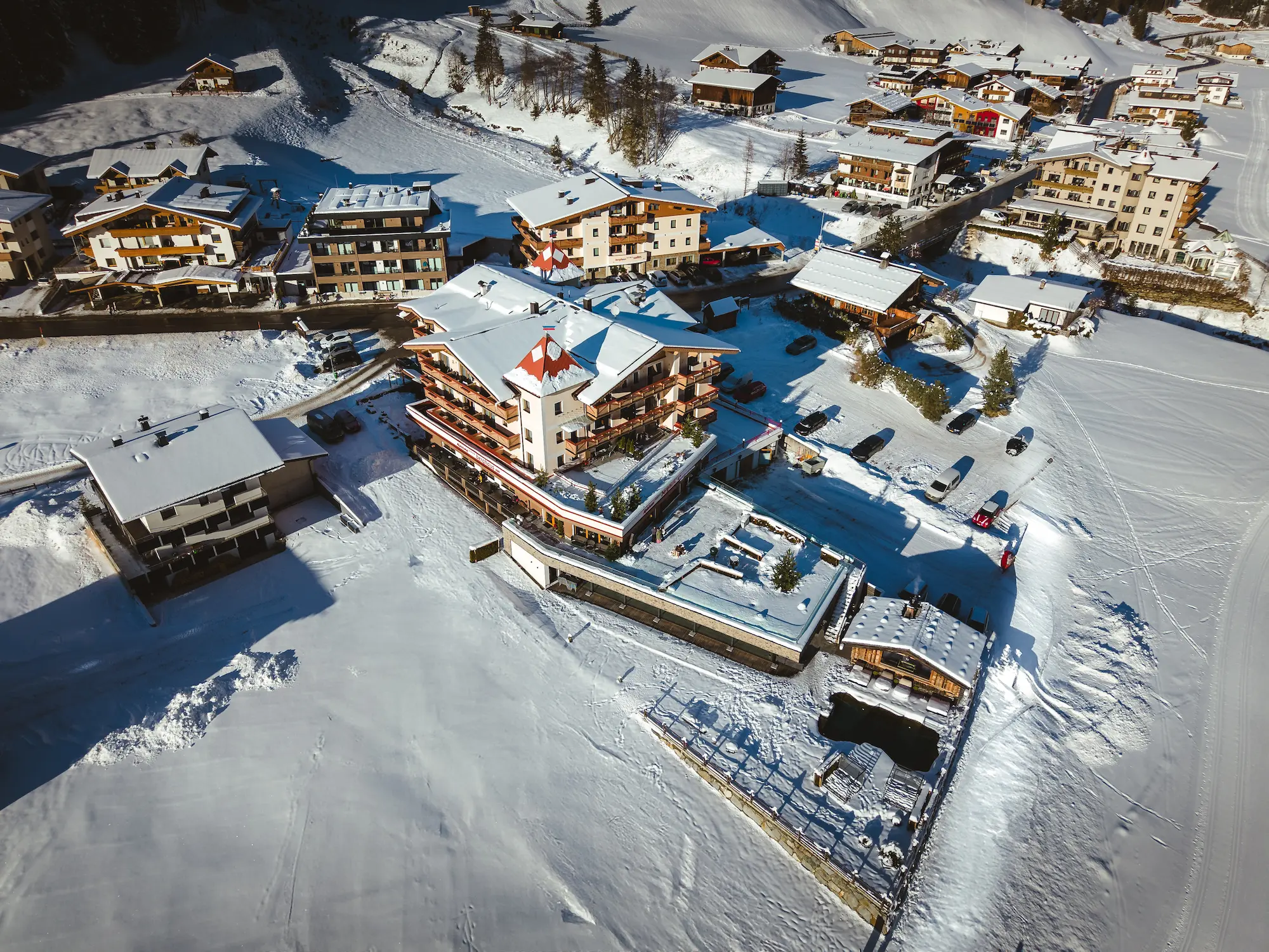 Luftaufnahme des Alpinhotel Berghaus im verschneiten Tuxertal.