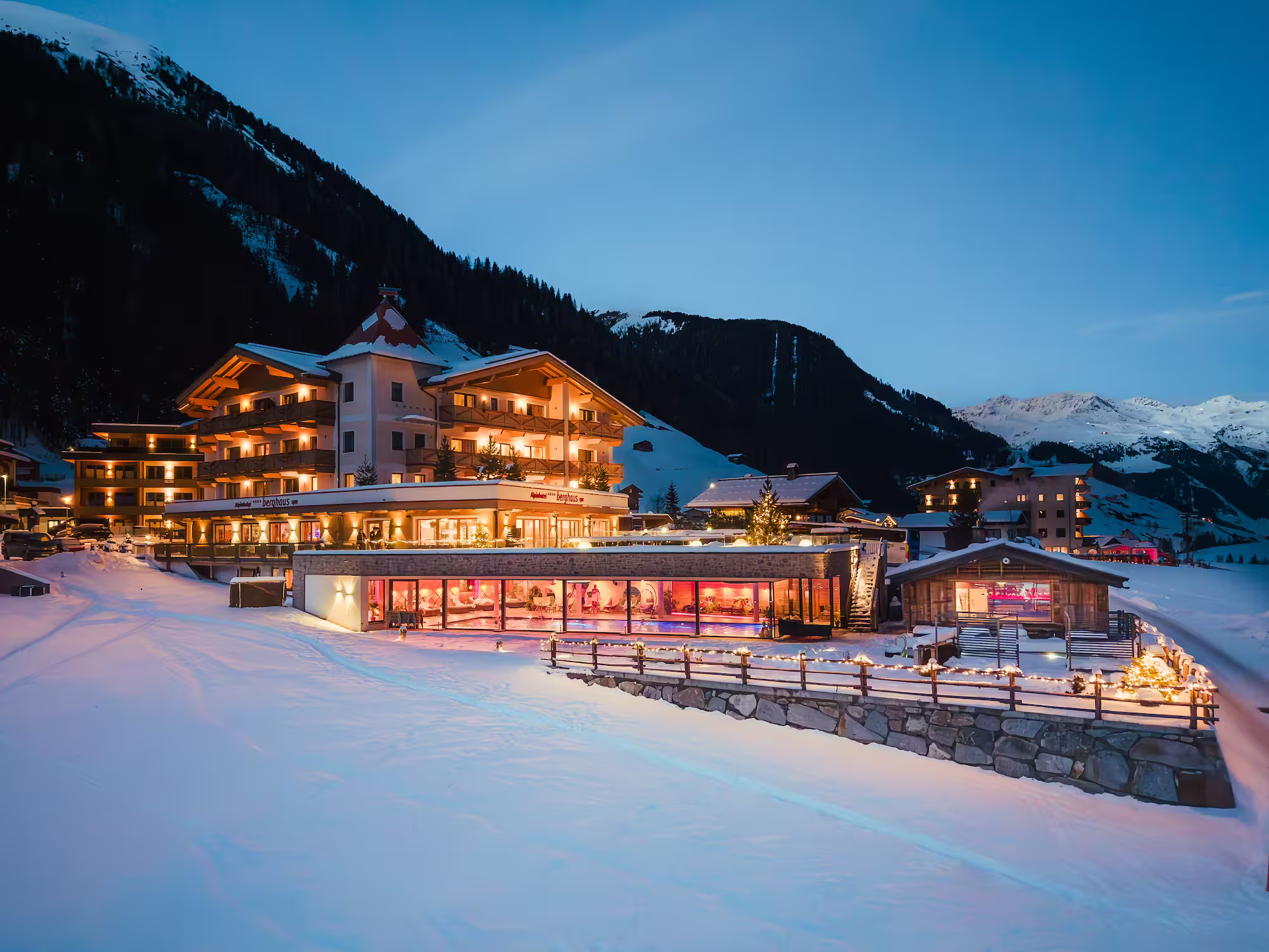 Alpinhotel Berghaus im Winter und abends
