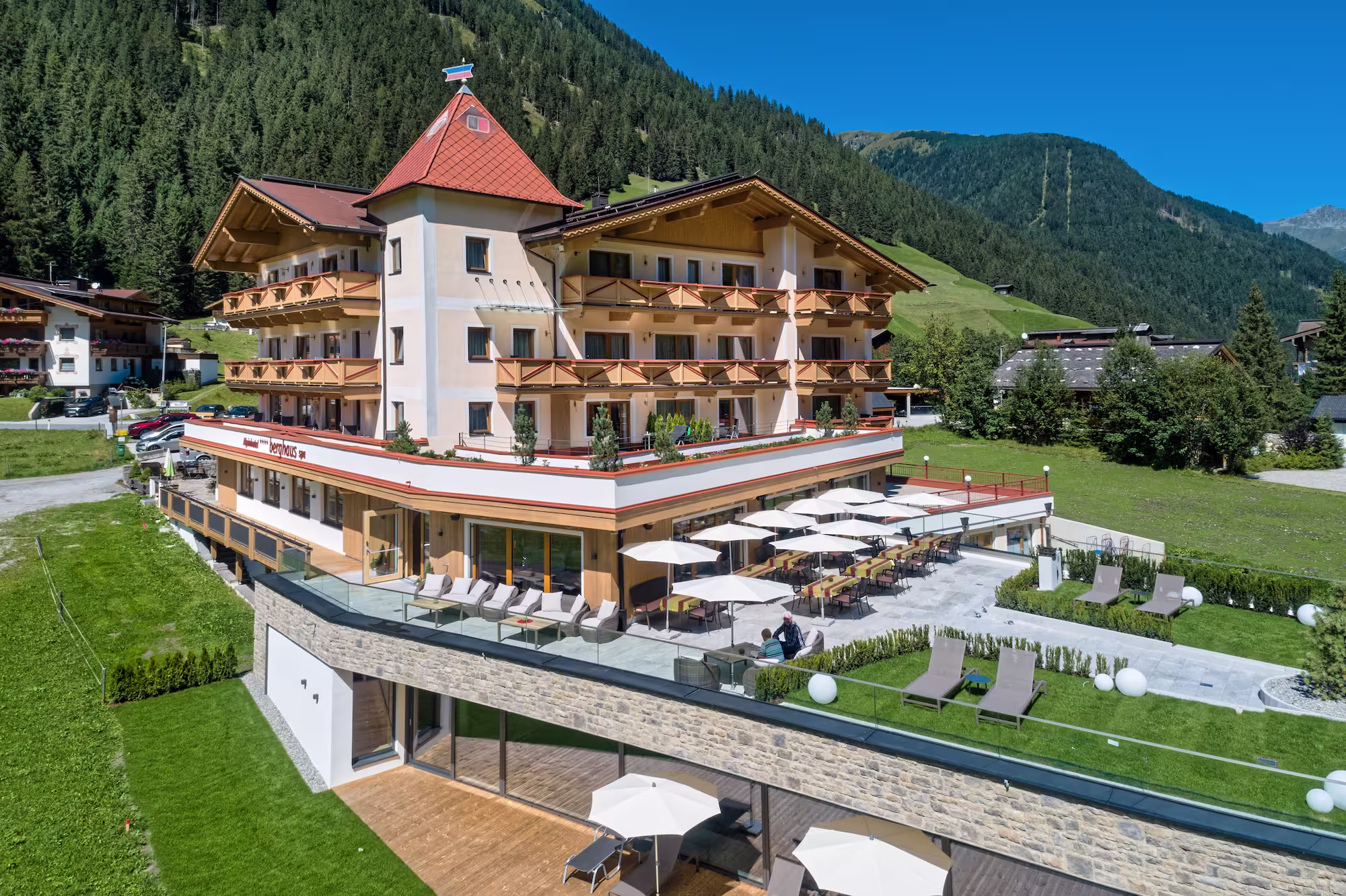 Alpinhotel Berghaus im Sommer mit Außenterrasse