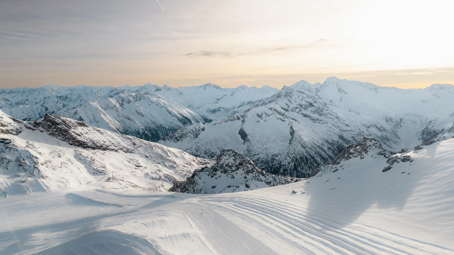 Panorama über die verschneiten Gipfel am Hintertuxer Gletscher.