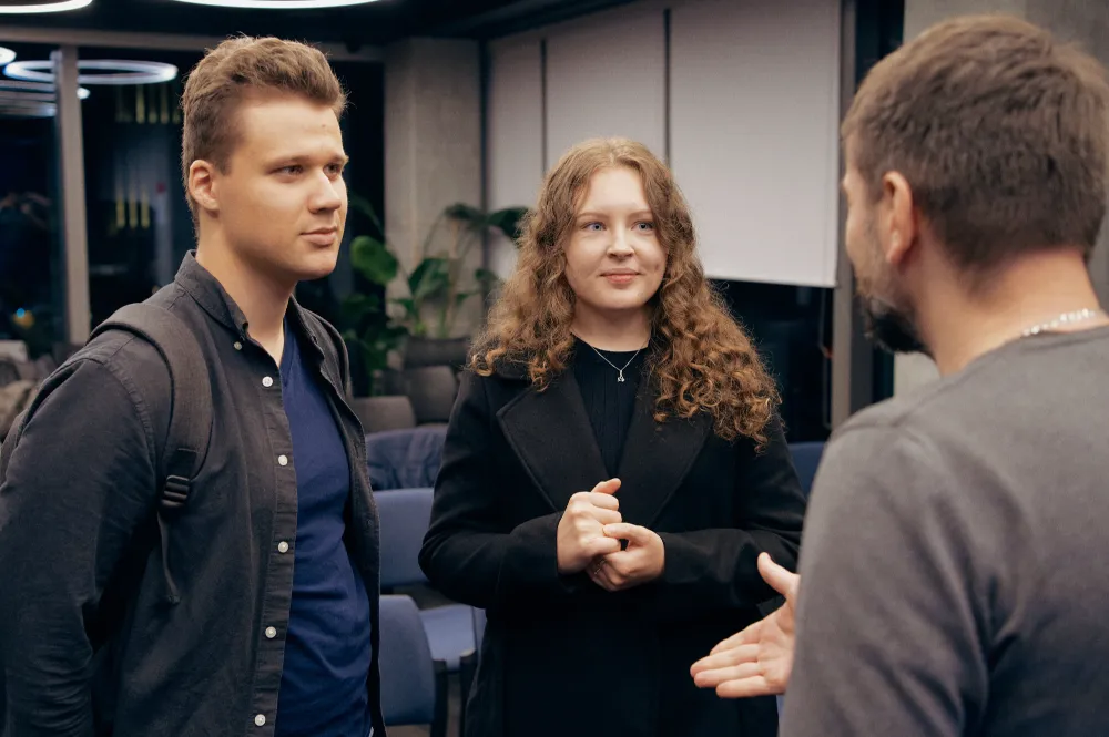 Three guests talking during networking at Cloud focused meetup