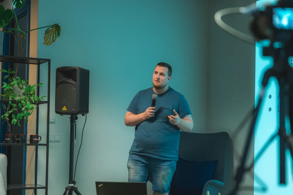 Speaker with a microphone presenting at eBPF & observability TechSpot