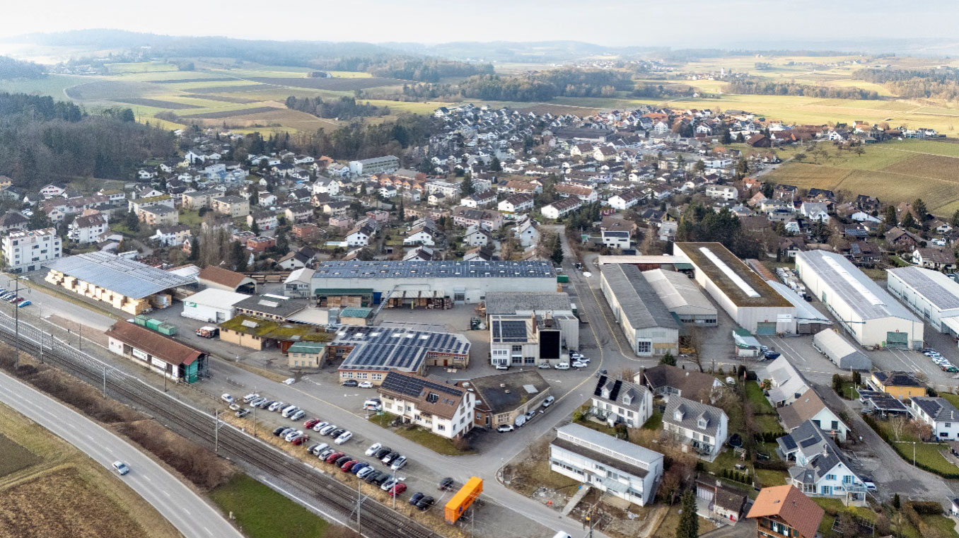 Luftaufnahme der lokalen Elektrizitätsgemeinschaft in Rickenbach mit mehreren Photovoltaikanlagen