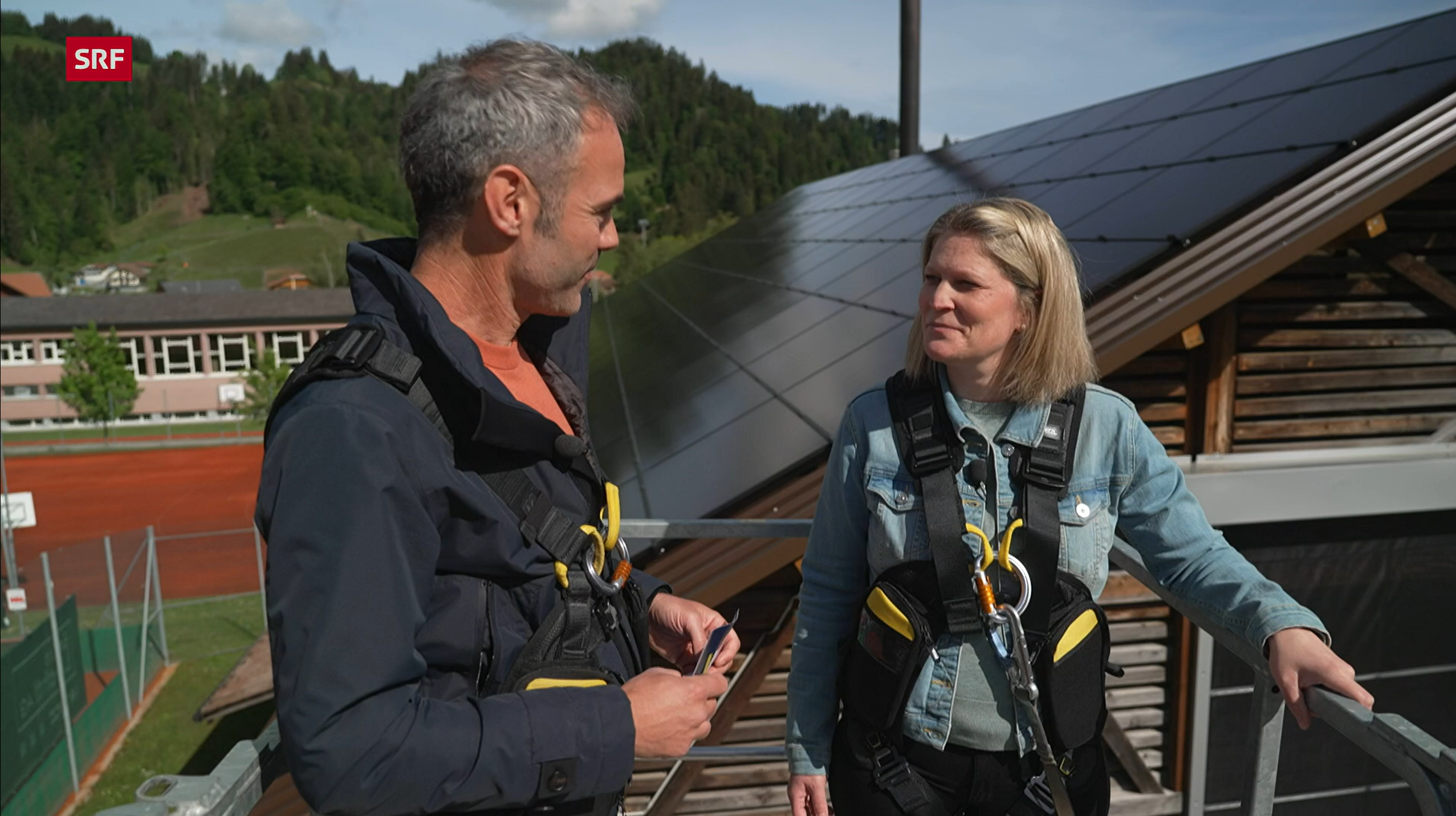 Screenshot aus dem Kassensturz-Beitrag über lokale Elektrizitätsgemeinschaften (LEG) und die Nutzung von lokalem Solarstrom in der Schweiz.