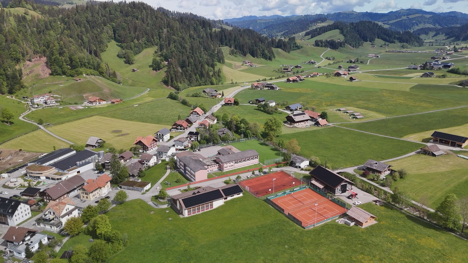Gemeinde Marbach aus der Vogelperspektive: Lokale Elektrizitätsgemeinschaft ermöglicht die gemeinsame Nutzung von Solarstrom im Dorf.