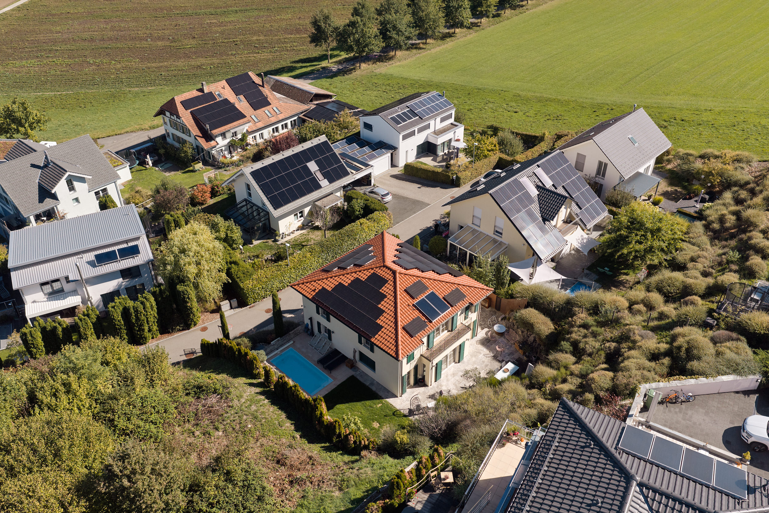 In Bäriswil nutzen neun Haushalte Solarstrom gemeinsam im Quartier. Das Praxismodell der Elektra Jegenstorf zeigt, wie lokaler Eigenverbrauch funktioniert.
