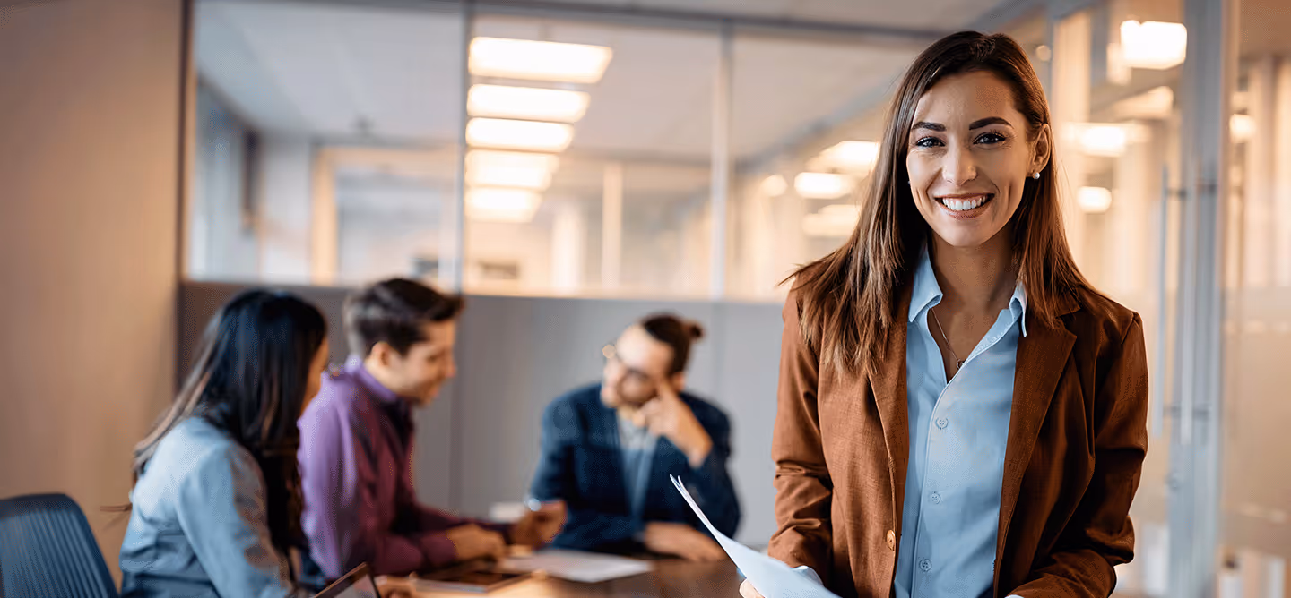 CBS Marketing - eine Mitarbeiterin im Vordergrund eines Meetings