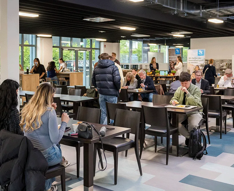 Die Mensa der CBS in Köln mit Studierenden während der Mittagspause.