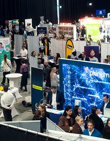 Ein Bild vom CBS Career Day mit Partnerunternehmen und Besuchern