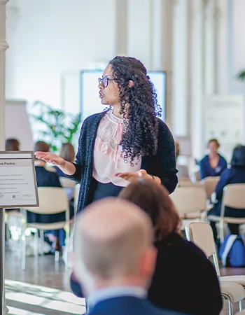 Eine Dozierende bei den Business Projects vor einem Publikum