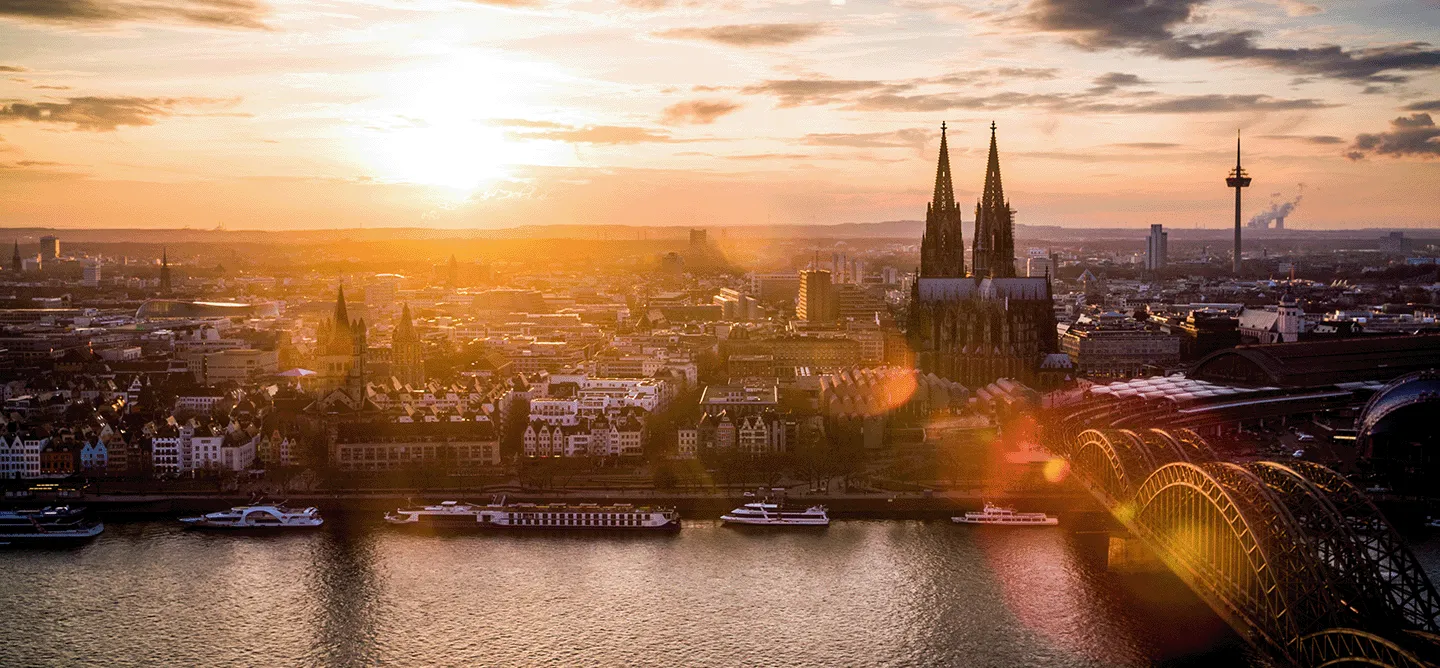 Ein Panoramabild aus Köln mit dem Blick über den Rhein auf dem Dom