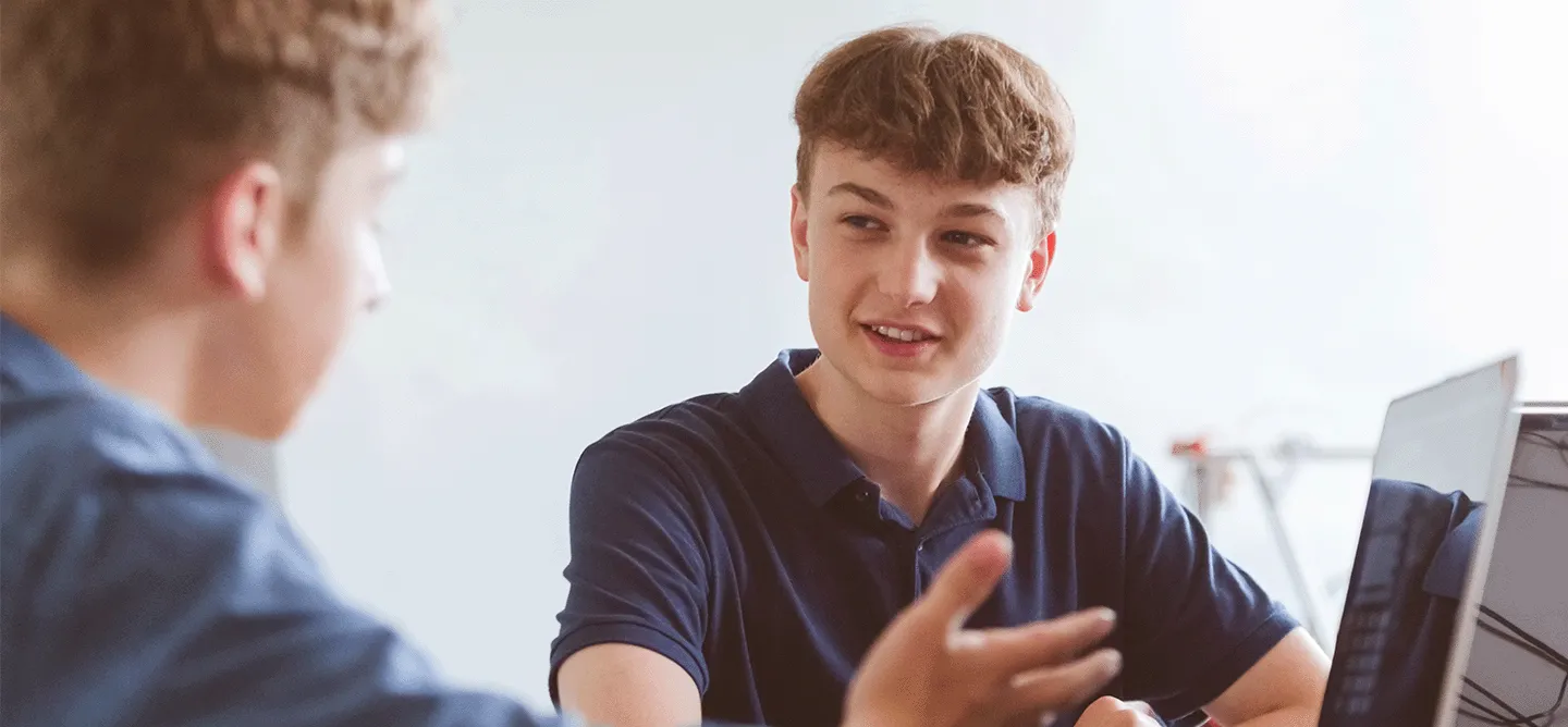 Praktikum an der CBS - ein Schüler im Praktikumsgespräch mit einer Person mit dem Rücken zur Kamera