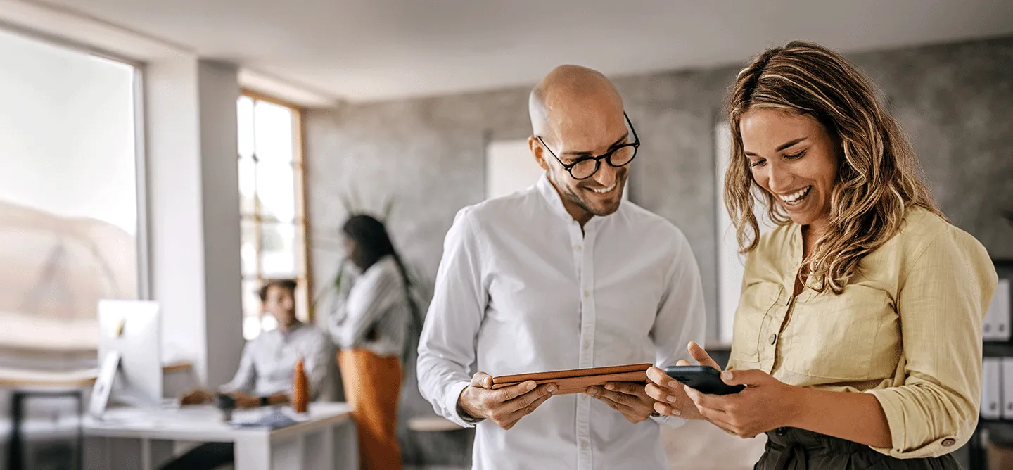Die CBS University of Applied Sciences - zwei Studierende die auf dem Tablet und Handy Informationen abgleichen