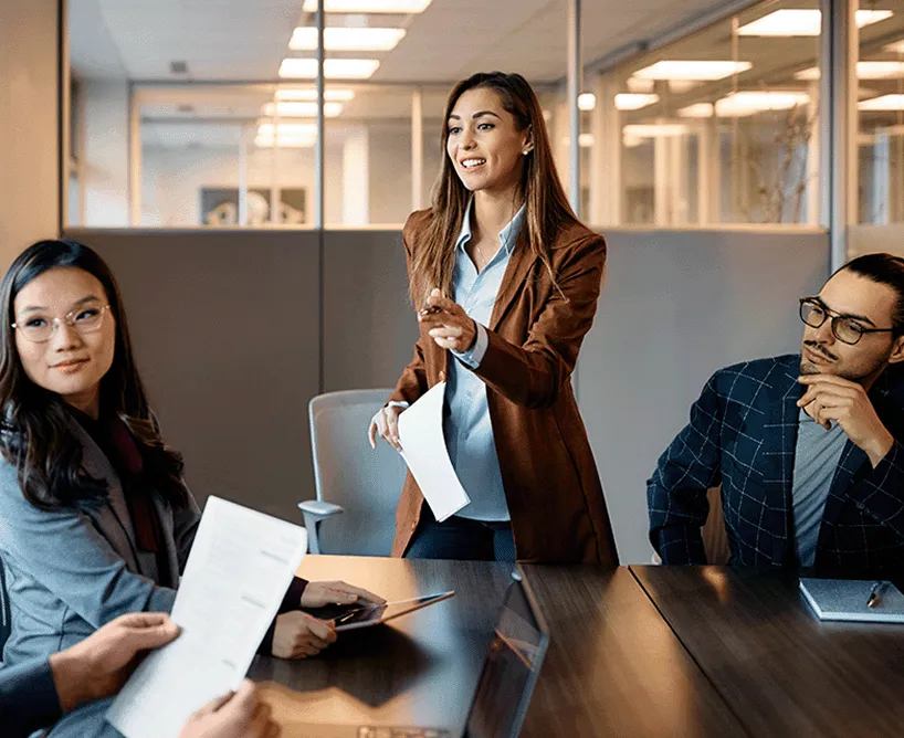 Duales Studium an der CBS - Mitarbeitende und Studierende arbeiten zusammen im Unternehmen