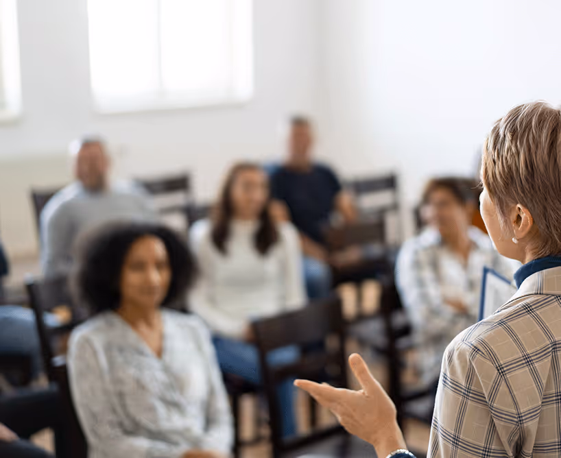 Eine Präsenzvorlesung an der Hochschule mit Studierenden