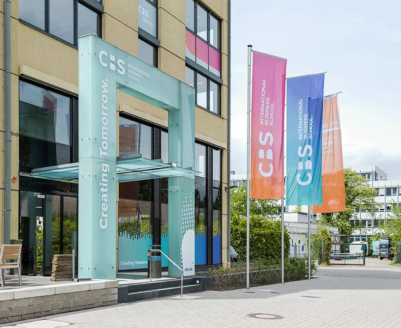 Der Eingang der CBS International Business School in Köln - Dein Business Vollzeit Studium