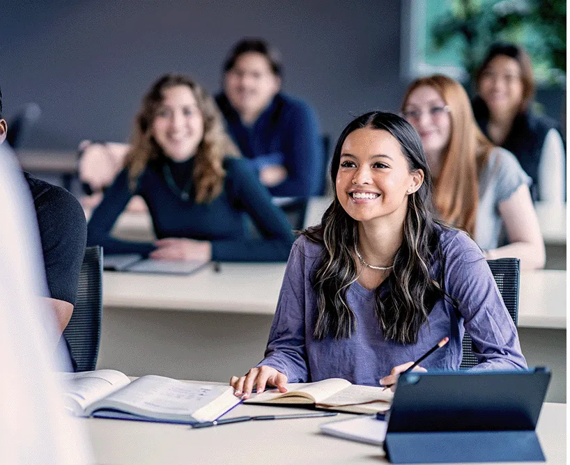 Studentin in einer Vorlesung im Vordergrund im Fokus
