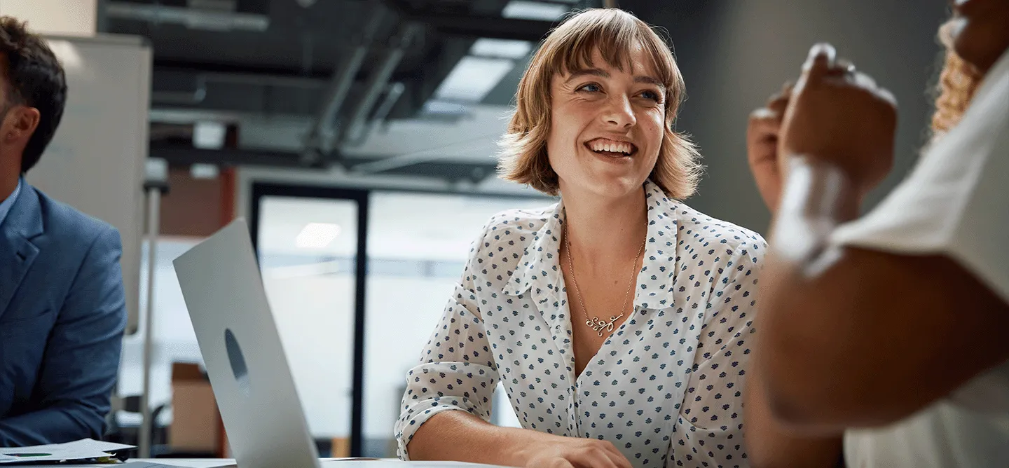 Junge Frau im Gespräch mit Kolleg*innen in einem innovativen Arbeitsumfeld – steht für praxisnahe Vorbereitung durch den Next Gen Bachelor Studiengänge an der CBS.