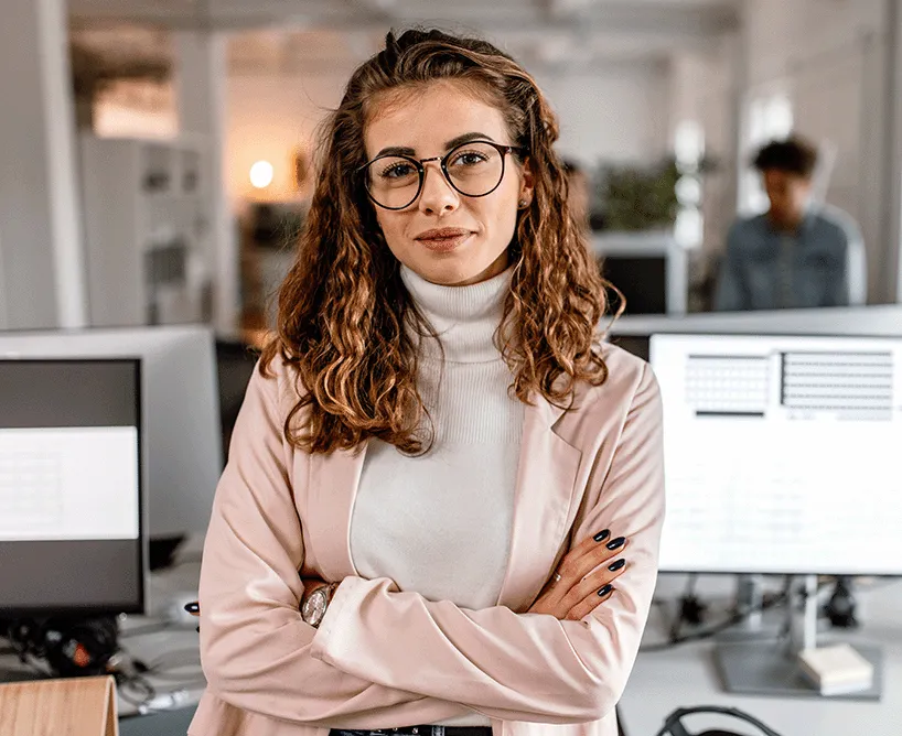 Engagierte Studentin im Gespräch mit Kommilitonen, repräsentativ für das Next Gen Bachelor Studium an der CBS im Studiengang Business Psychology.