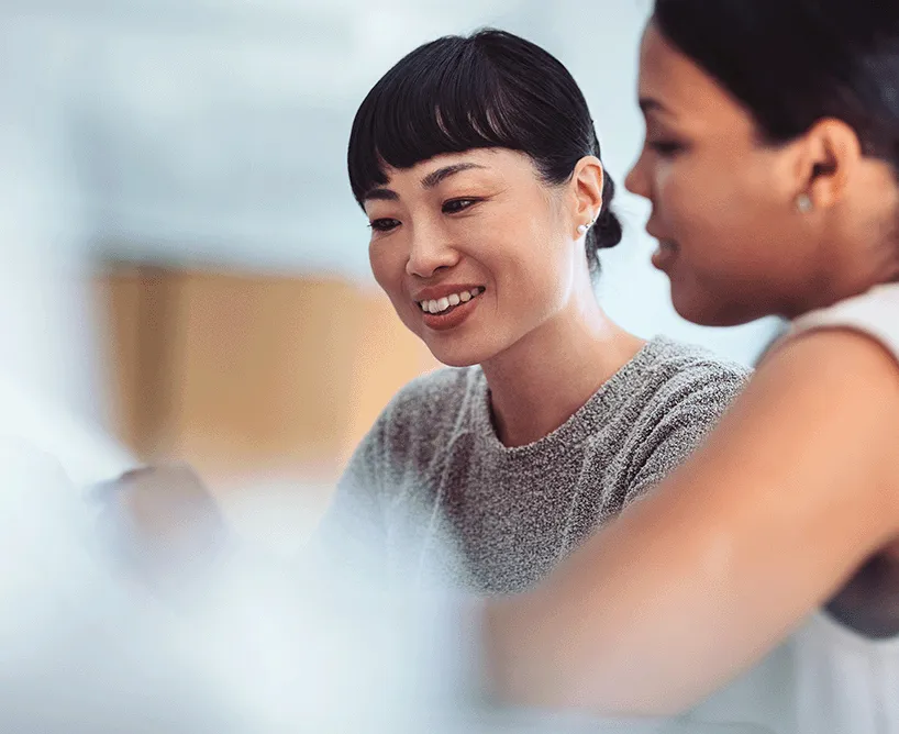 Zwei Studentinnen im Gespräch, symbolisch für das kollaborative Lernen im Next Gen Bachelor Studium an der CBS im Studiengang International Business.