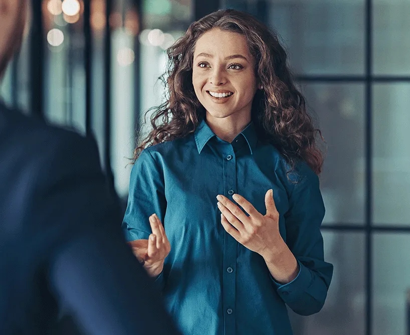 Selbstbewusste Studentin in modernem Büro, stellvertretend für das Next Gen Bachelor Studium an der CBS im Studiengang Finance and Management.