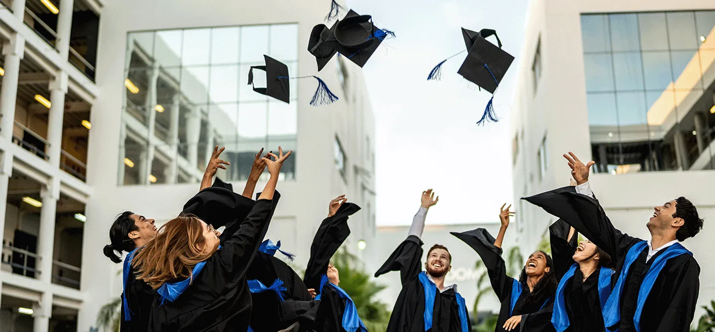 Absolvent:innen der CBS University of Applied Sciences feiern ihren Abschluss – ein starkes Fundament für das Alumni Netzwerk.