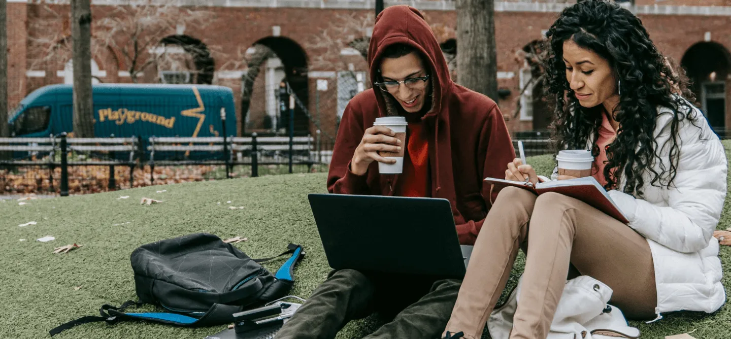 Zwei internationale Studierende der CBS University of Applied Sciences beim englischsprachigen Studium in Deutschland auf dem Campus