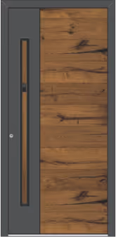 Moderner Eingangstür mit brauner Holzverkleidung und vertikalem Glasfenster im dunkelgrauen Rahmen.