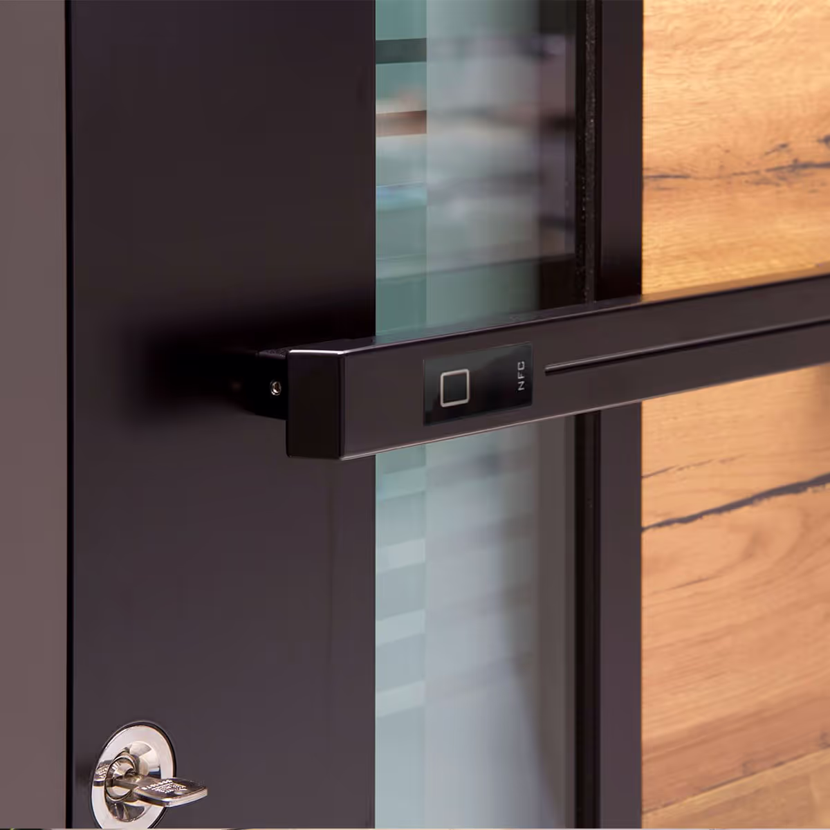 Moderner schwarzer Türgriff mit NFC-Funktion an einer Tür mit Glas- und Holzpaneelen.