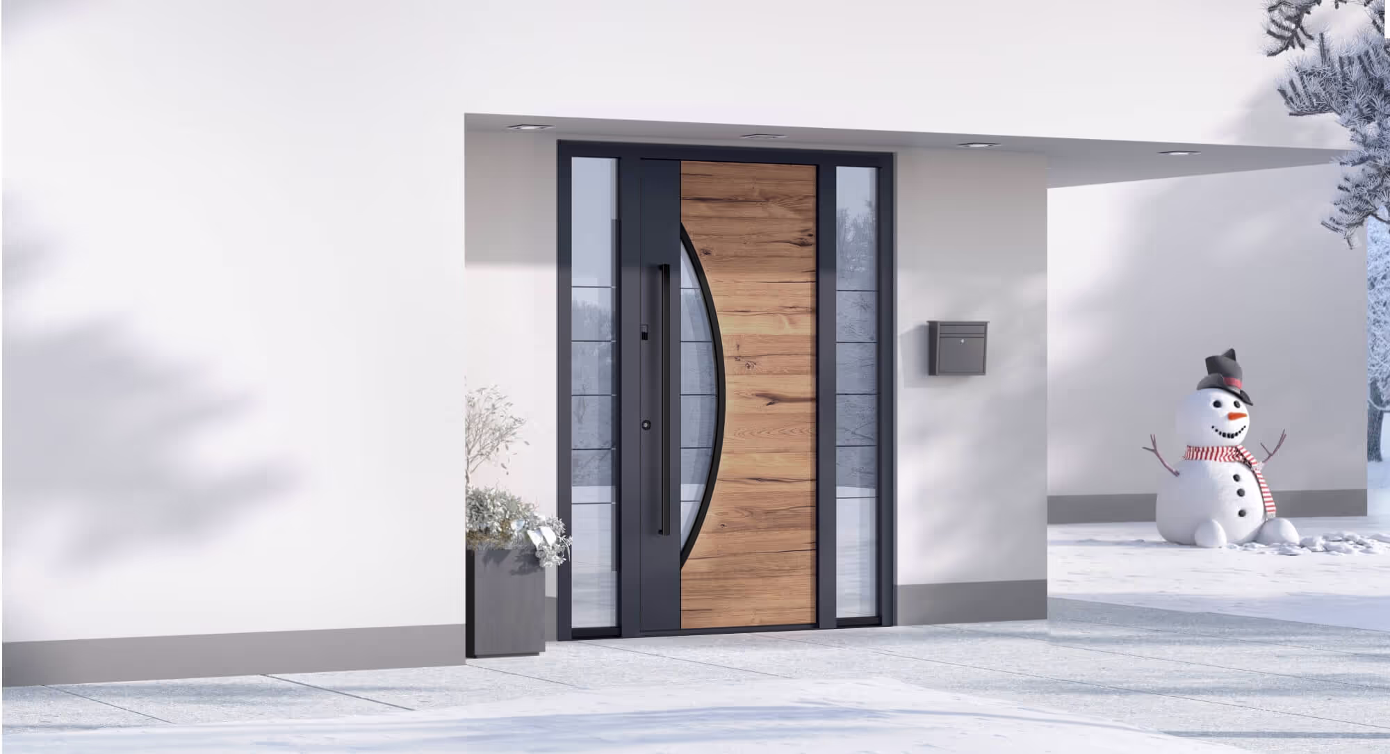 Moderner Hauseingang mit einer Tür aus Holz und Glas, Schnee auf dem Boden und einem Schneemann mit Schal und Hut rechts.
