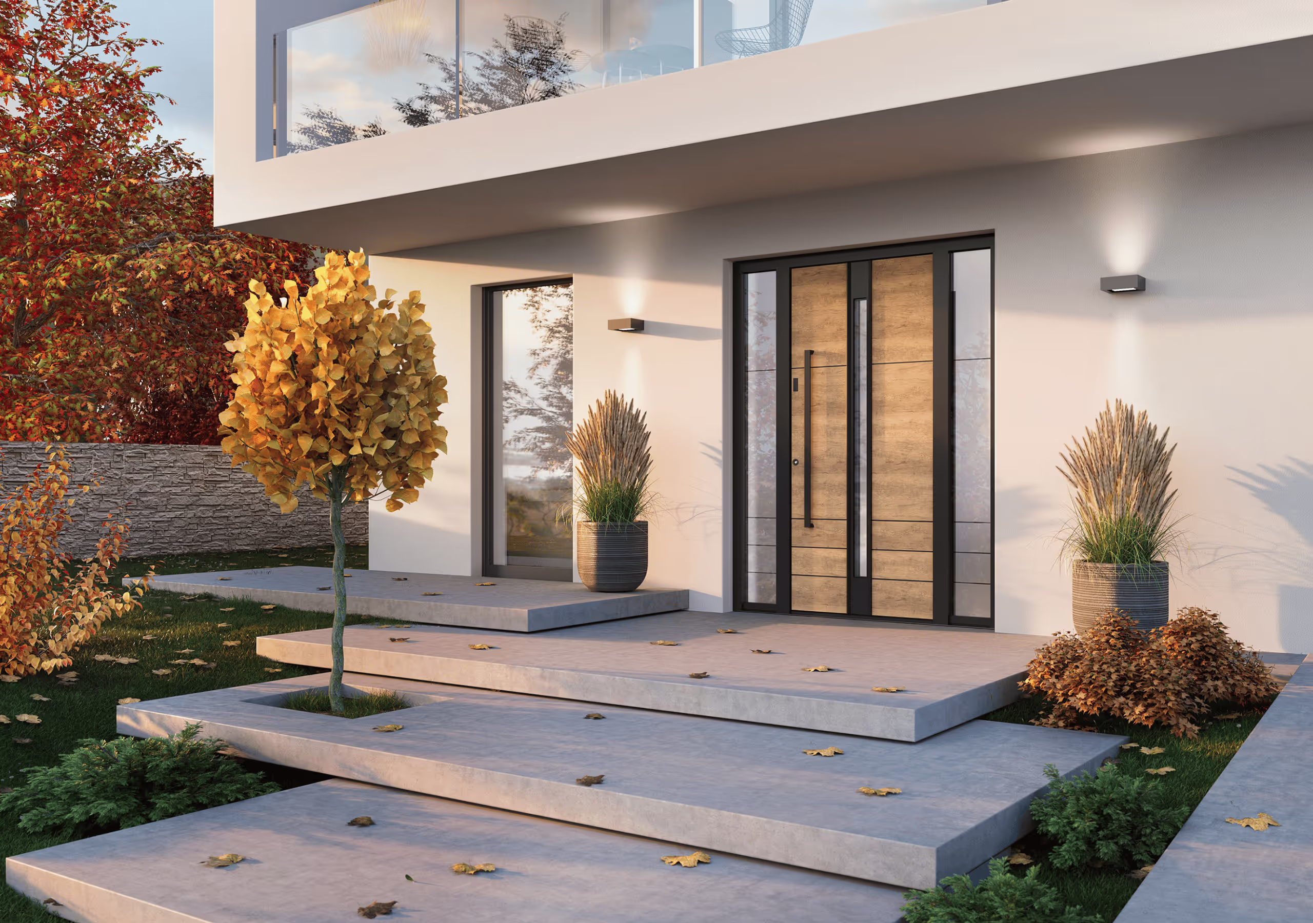 Moderner Hauseingang mit großen Stufen aus Beton, Holztür mit Glasfenstern und Herbstlaub auf dem Boden, umgeben von bunten Herbstpflanzen.