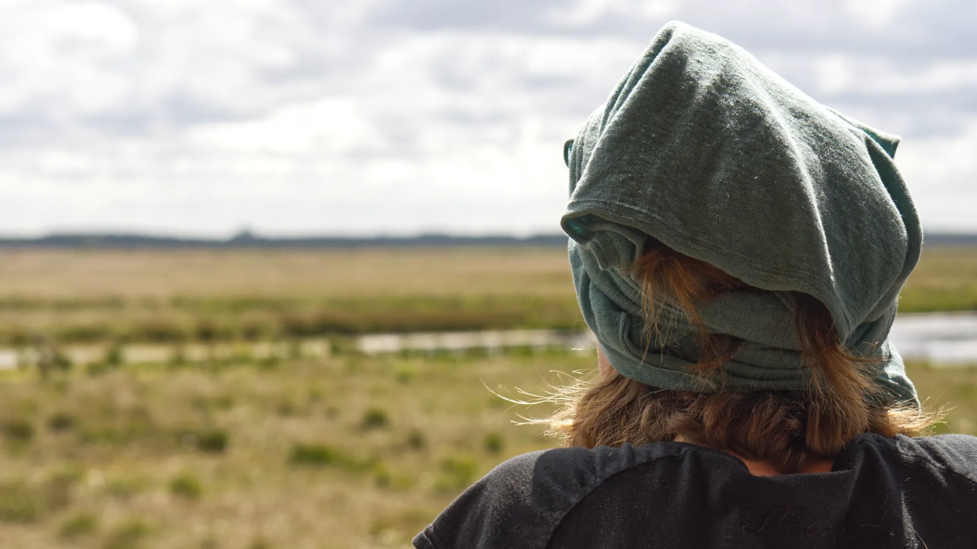 Person blickt über das weite Moor.