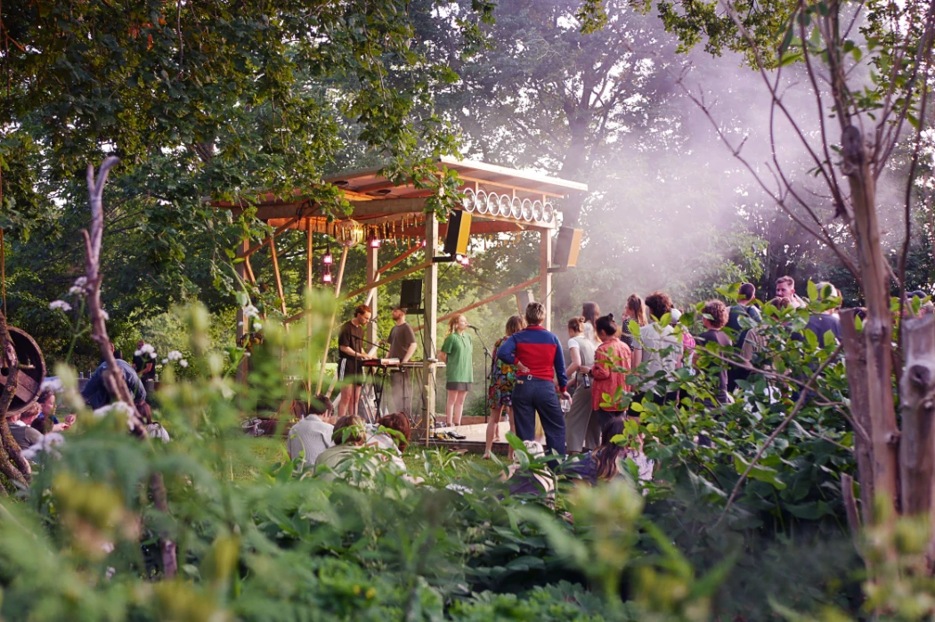 Konzert von Luuva auf dem Sonne, Moor und Sterne 2025.
Foto: Isabella Tober