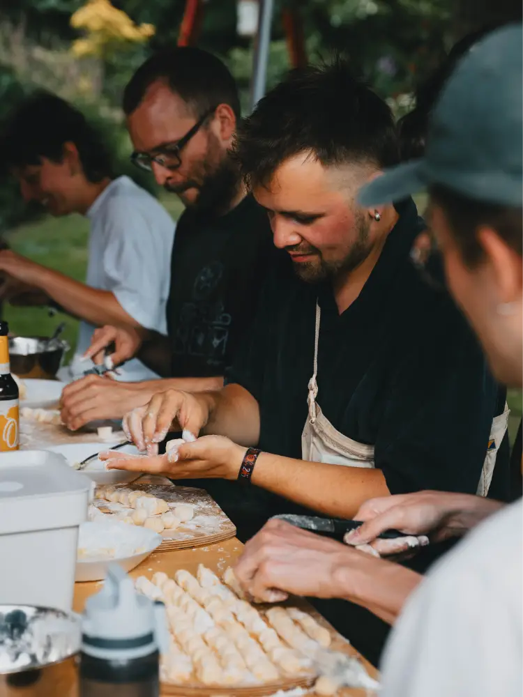 Gemeinsam wird zusammen gekocht. Eine Gruppe bereitet selbstgemachte Gnocchi vor. 

Foto: Sebastian Schubbe & Frieda Maelle