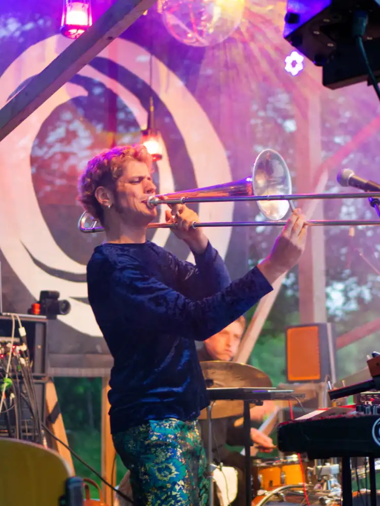 Linus von Milonaut spielt Trompete. 

Foto: Stefan Schmidt