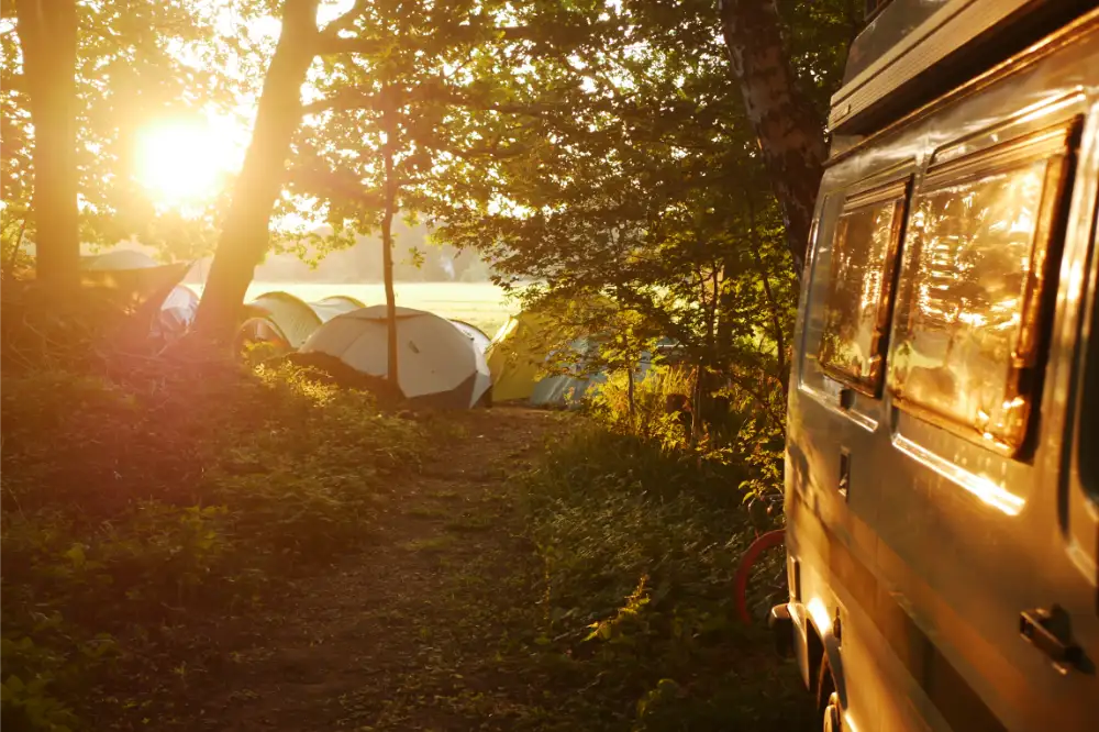 Bullistellplatz mit blick auf eine Zeltfläche und den Sonnenuntergang. 

Foto: Isabella Tober